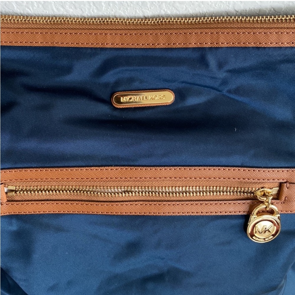 Michael Kors Blue Shoulder Bag. - Picture 2 of 8